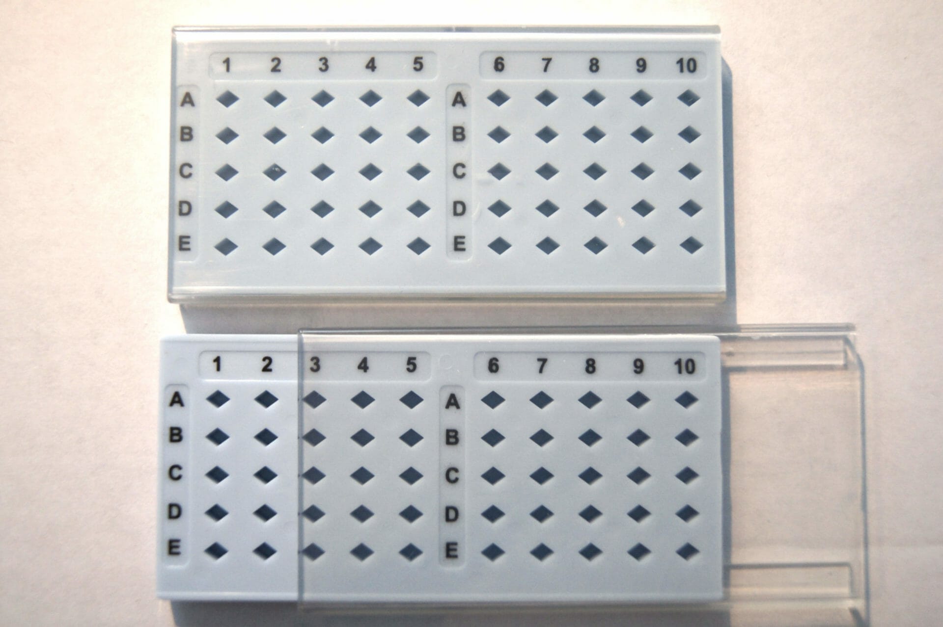 Grid storage box for 50 TEM grids full antistatic material - Delta  Microscopies