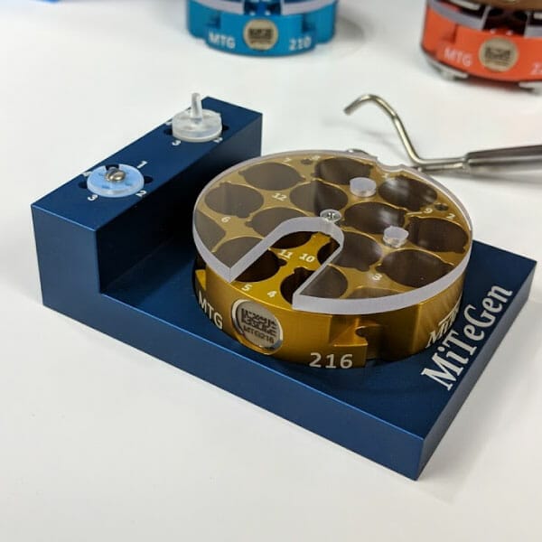MITEGEN Cryo-EM Puck Dewar et insert - Delta Microscopies